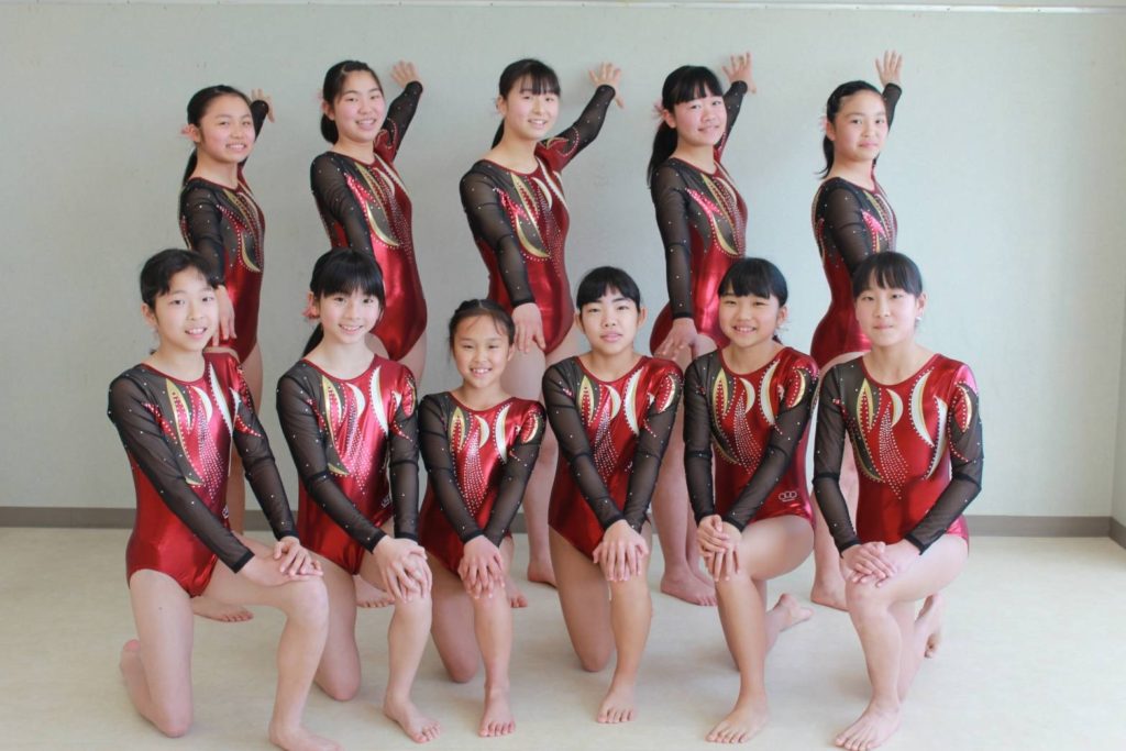 オリンストーン製作 女子体操レオタード K様 団体で美しく 赤と黒が上品な体操レオタード衣装 オリンストーンレオタードギャラリー